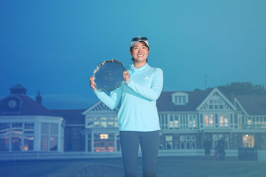 Rose Zhang with the Smyth Salver at the 2022 AIG Women